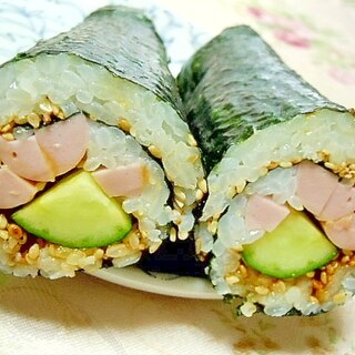 ❤魚肉ソーセージと胡瓜の胡麻ゴマ巻き寿司❤